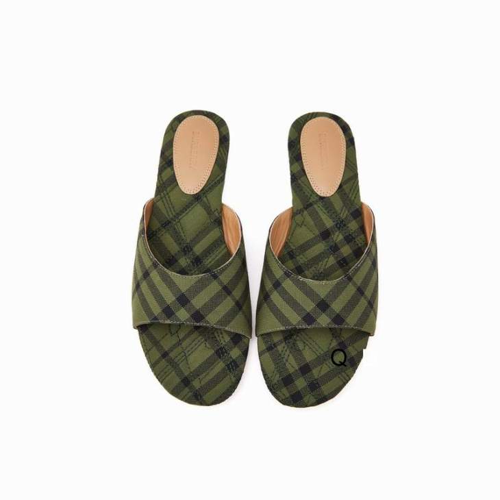 Picture of Burberry Slippers _SKUBurberrysz35-40GDT04013276